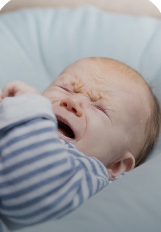 哭鬧中的新生兒